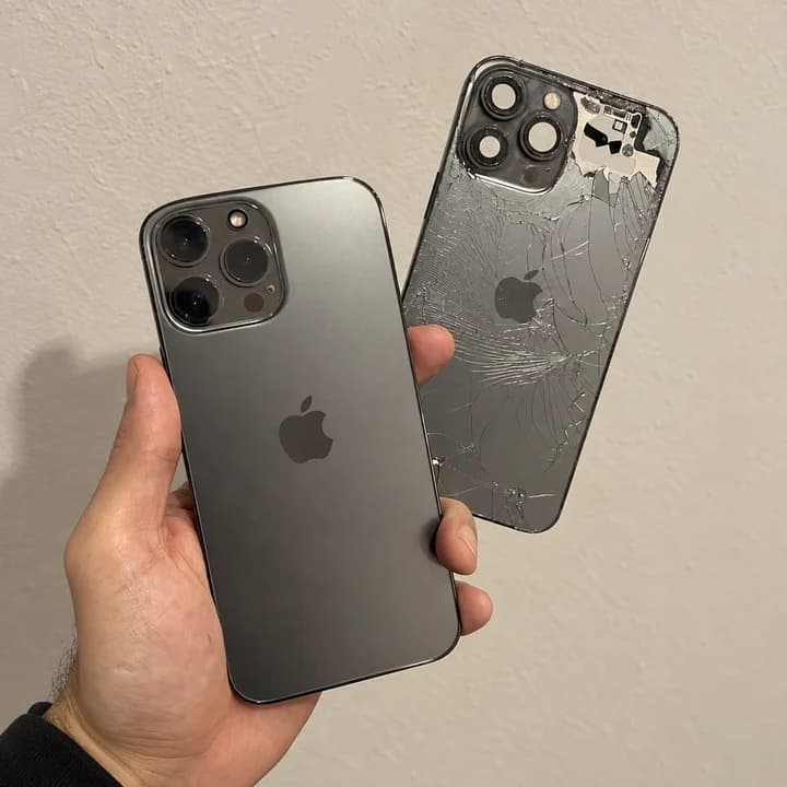 iPhone z nepoškodovano hrbtno stranjo ob ločenem, razbitem hrbtnem panelu.